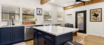 Modern 2BR By the Lake + Kayaks, Bikes & SUP Boards