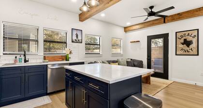 Modern 2BR By the Lake + Kayaks, Bikes & SUP Boards