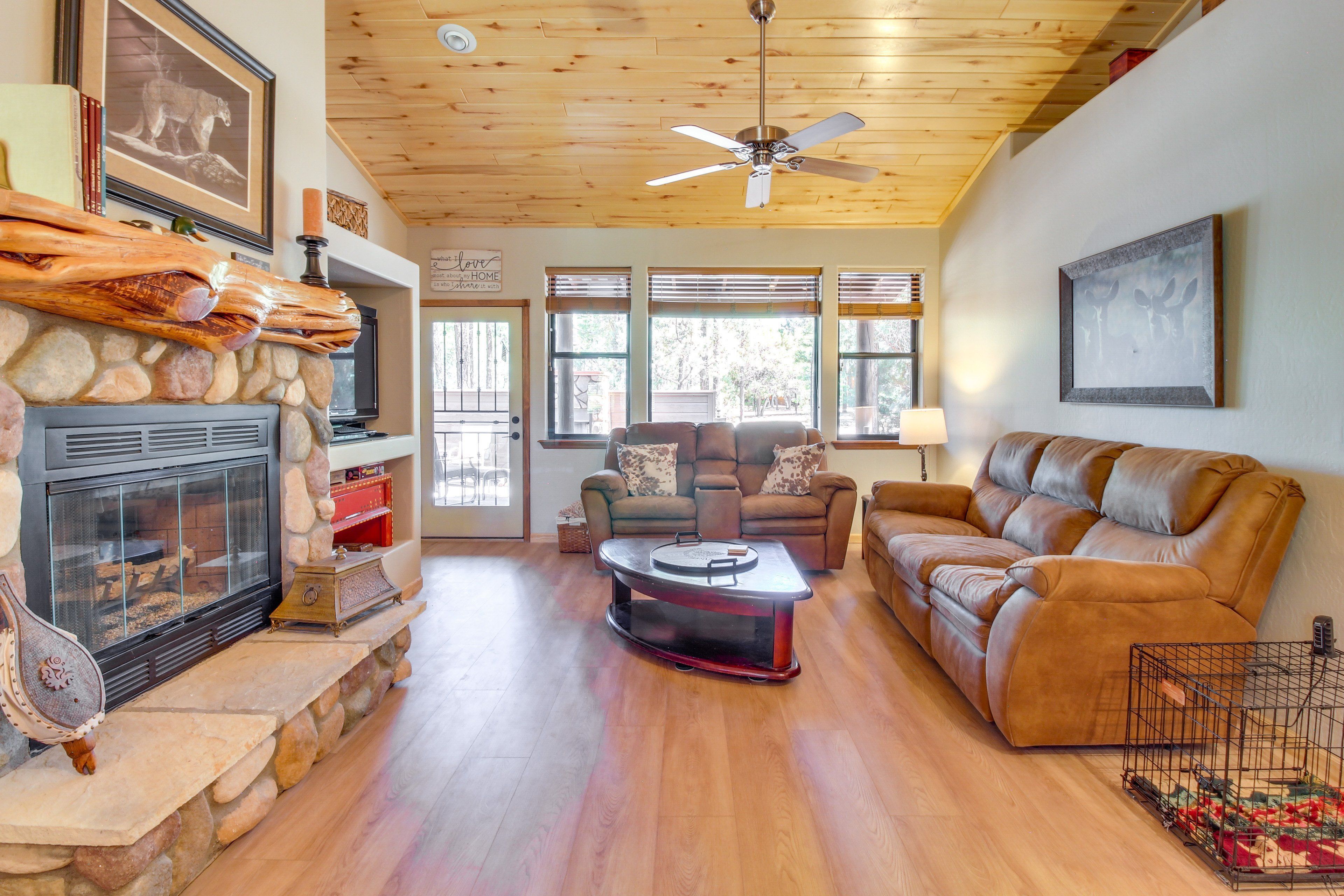 TV, peis, bøker og stereoanlegg