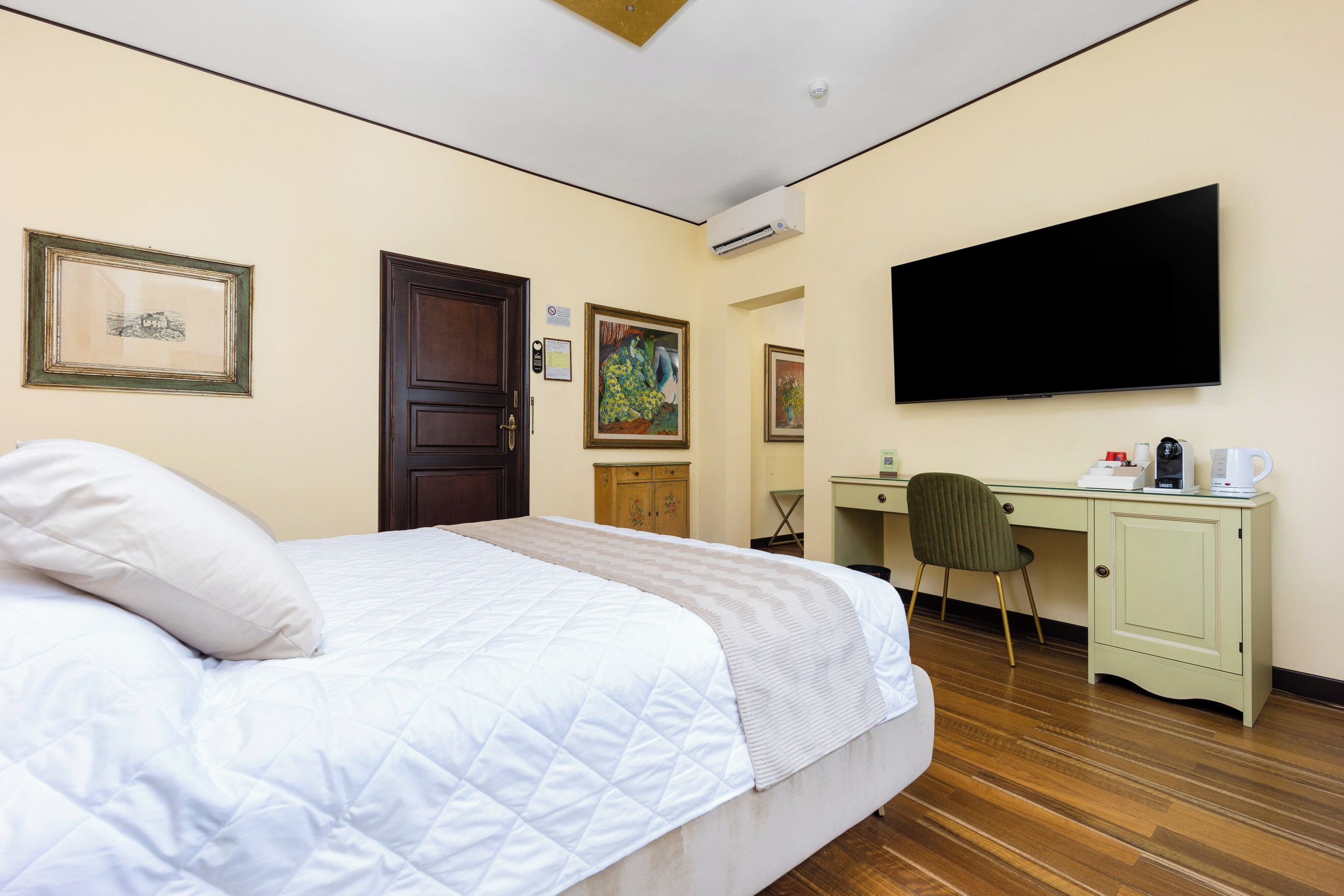 Deluxe Room | In-room safe, iron/ironing board, free WiFi