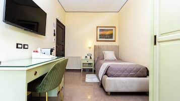 Caja de seguridad en la habitación y tabla de planchar con plancha