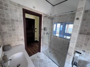 Luxury Suite, Sea View | Bathroom | Free toiletries, hair dryer, bathrobes, slippers - Reggio Suite Luxury B&B (Reggio Calabria)