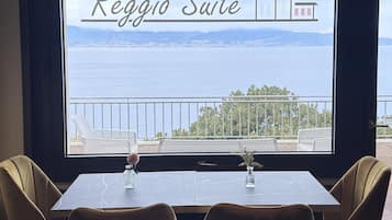 Daily full breakfast (EUR 10 per person)