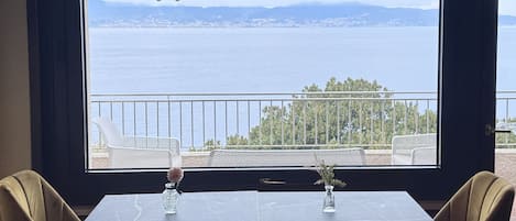 Daily full breakfast (EUR 10 per person)