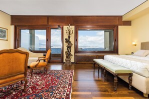 Caja de seguridad en la habitación y espacio para trabajar con laptop 