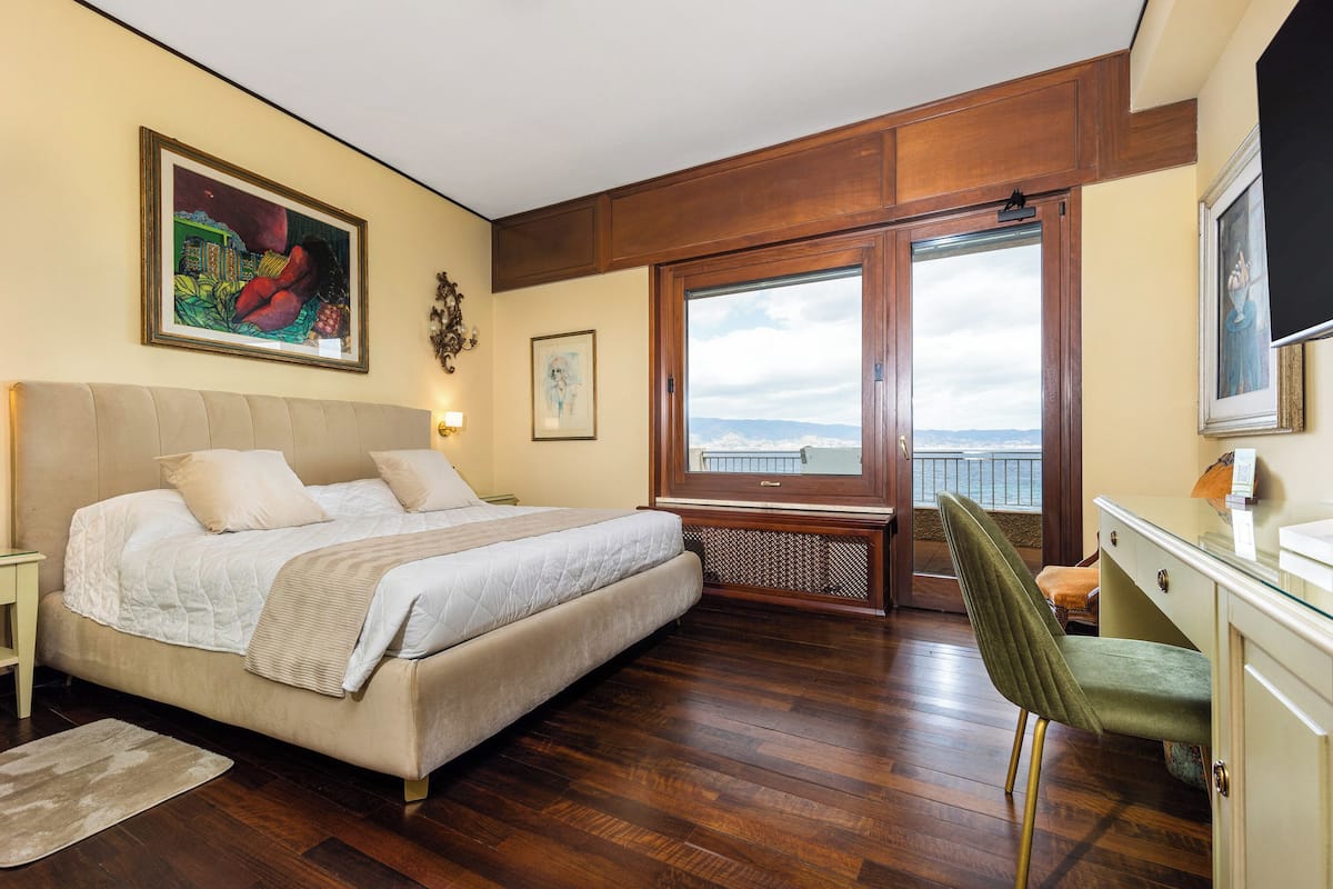 Junior Suite, Sea View | In-room safe, laptop workspace, soundproofing