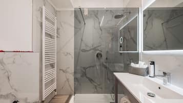 Comfort Triple Room, City View | Bathroom | Free toiletries, hair dryer, slippers, towels