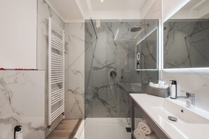 Comfort Triple Room, City View | Bathroom | Free toiletries, hair dryer, slippers, towels