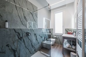 Chambre Double Confort | Salle de bain | Articles de toilette gratuits, sèche-cheveux, chaussons