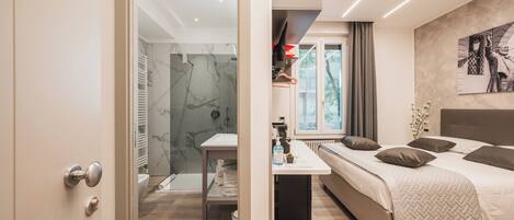 Tremannsrom – comfort, byutsikt | Minibar (inkludert), safe på rommet og skrivebord