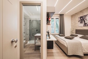 Kolmen hengen comfort-huone, kaupunkinäköala | Ilmaiset minibaarituotteet, tallelokero huoneessa, työpöytä