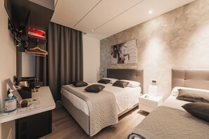 Chambre triple Confort, vue sur la ville | Articles de minibar gratuits, coffre-fort, bureau