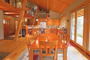 Dining - Aspen Rise - In the Heart of Mazama (Mazama)