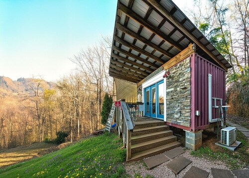 Romantic Mountain Escape Near Hiking Trails - Pet-Friendly