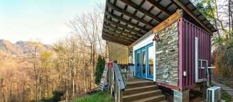 Romantic Mountain Escape Near Hiking Trails - Pet-Friendly