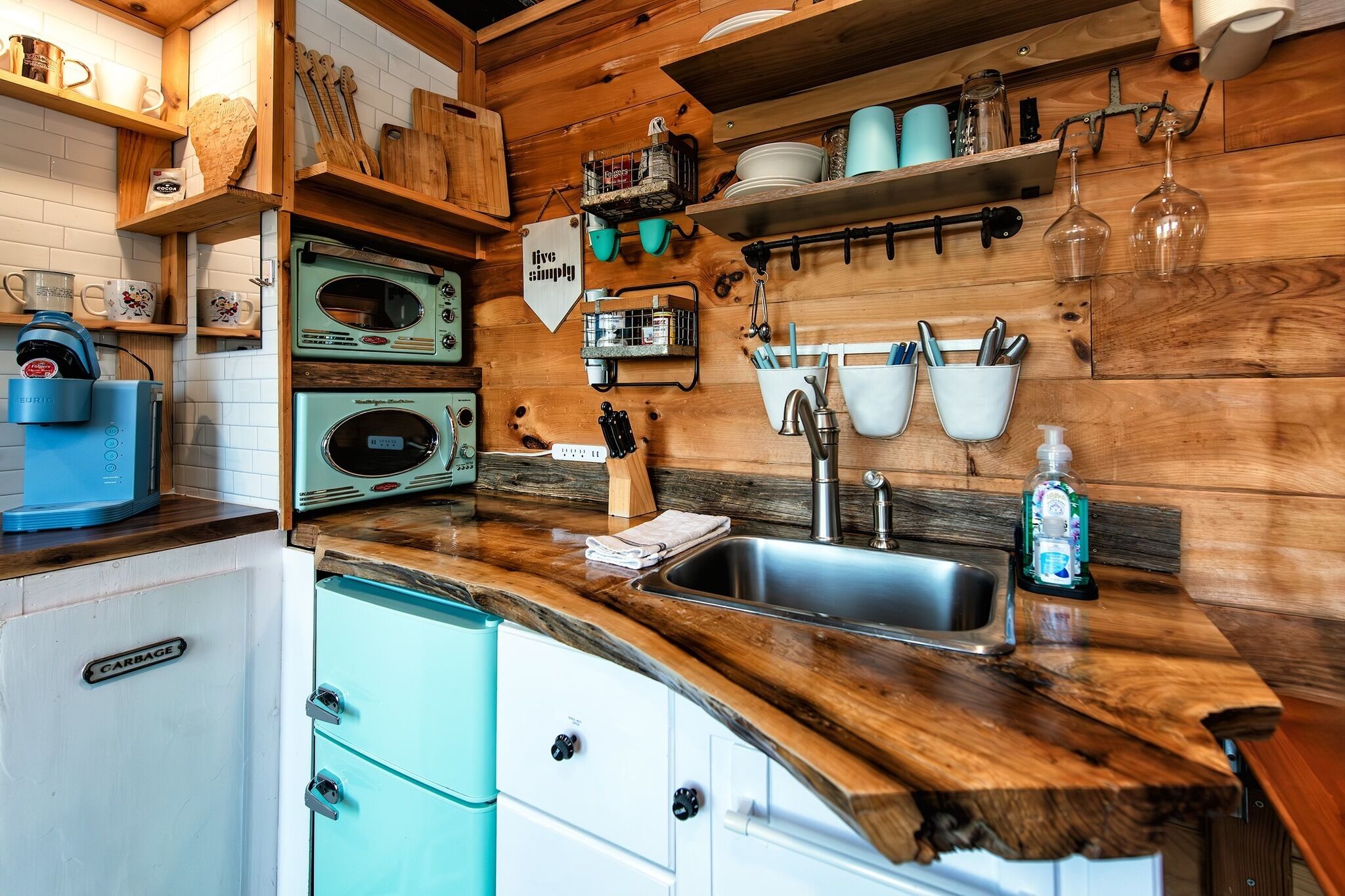 Frigorífico, microondas y utensilios de cocina