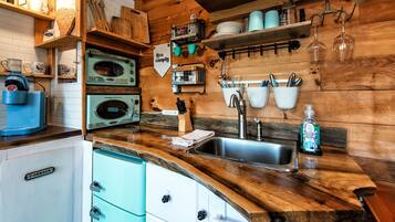 Frigorífico, microondas y utensilios de cocina