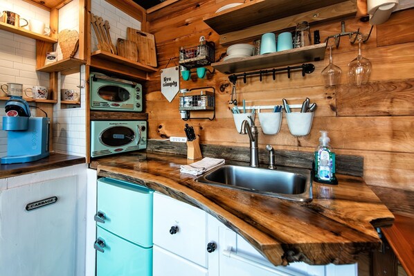 Fridge, microwave, oven, coffee/tea maker - Romantic Mountain Escape Near Hiking Trails - Pet-Friendly (Oconee County)