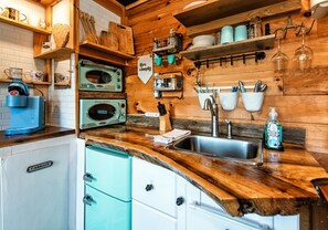 Jääkaappi, mikroaaltouuni, kahvin-/teenkeitin, vedenkeitin