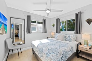 Desk, iron/ironing board, WiFi, bed sheets - Steps from Wilton Drive | Fire Pit | BBQ (Wilton Manors)