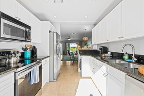 Fridge, microwave, oven, stovetop - Steps from Wilton Drive | Fire Pit | BBQ (Wilton Manors)