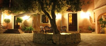 Borgo Levante Farmhouse / Orange Room