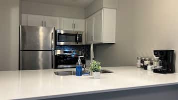 Refrigerador, microondas, horno y parrilla de estufa