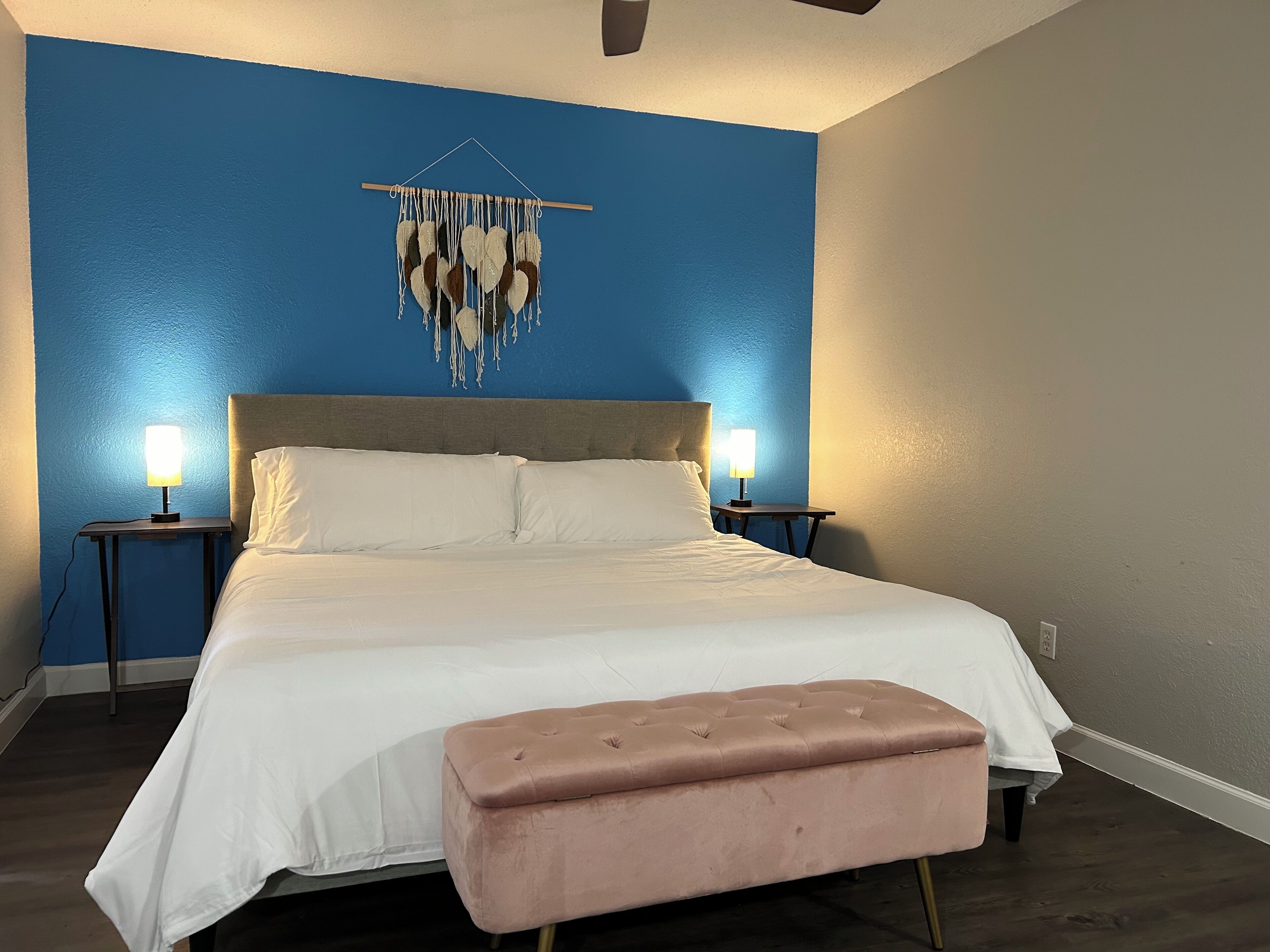 デスク、アイロン / アイロン台、WiFi (無料)、ベッドシーツ