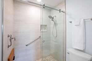 Regadera, secadora de cabello, toallas, papel de baño 