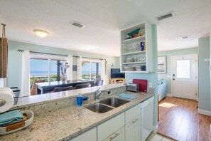 Mikrobølgeovn, ovn, kokeplater og oppvaskmaskin