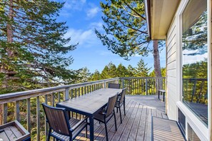 Outdoor dining - Happy Hill Retreat | Sauna | Gym | Near Beach (Whitethorn)