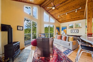 TV, fireplace, books - Happy Hill Retreat | Sauna | Gym | Near Beach (Whitethorn)