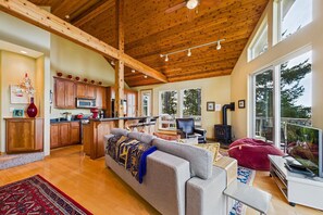 TV, fireplace, books - Happy Hill Retreat | Sauna | Gym | Near Beach (Whitethorn)