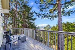 Terrace/patio - Happy Hill Retreat | Sauna | Gym | Near Beach (Whitethorn)