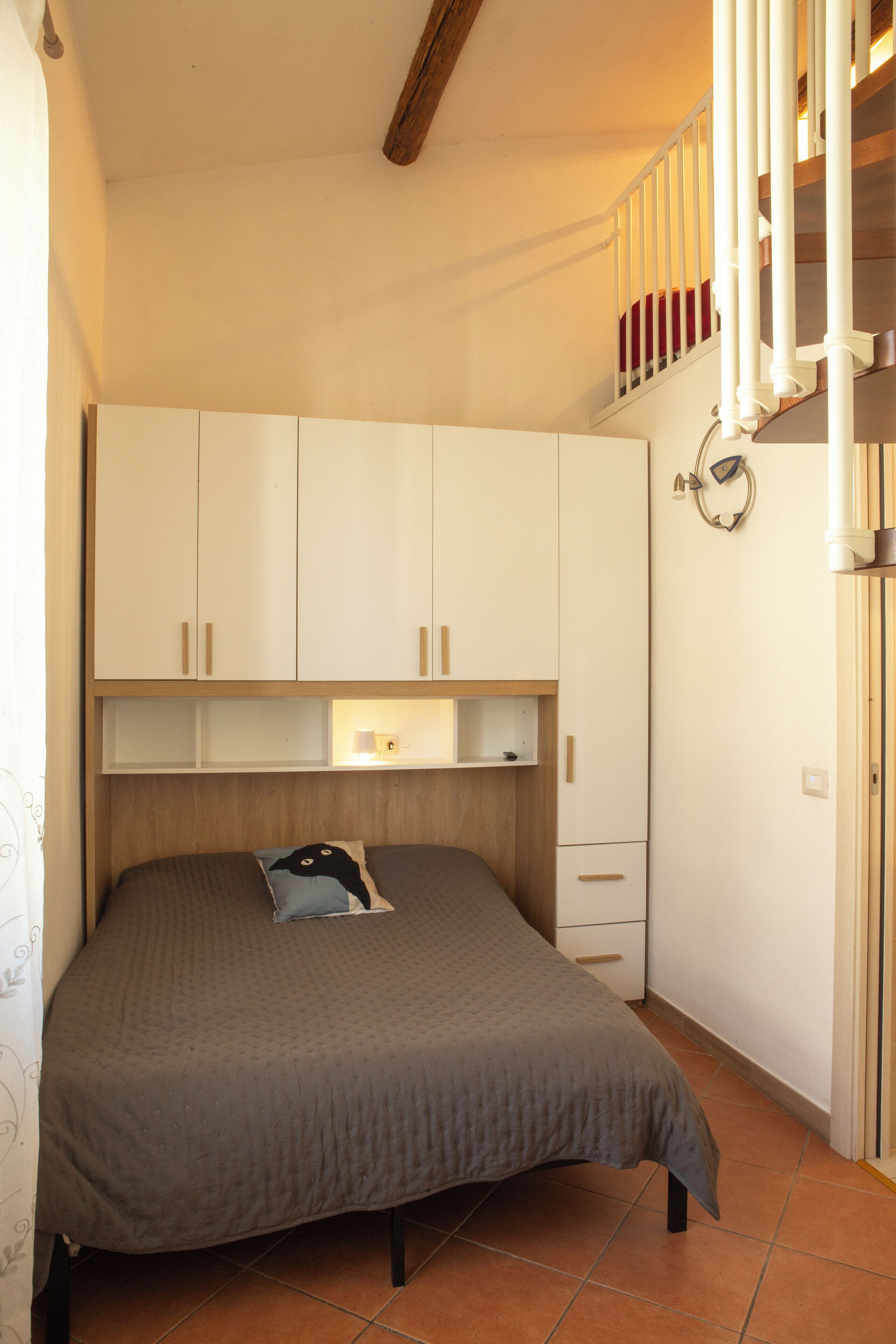 Tabla de planchar con plancha, wifi gratis y ropa de cama 