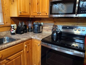 Fridge, microwave, oven, stovetop - 1 mile to Parkway*PRIVATE*Sleeps 12*HotTub*FirePit (Pigeon Forge)