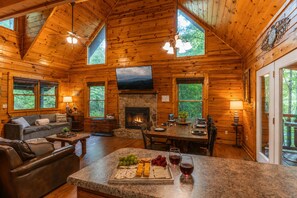 Dining - 1 mile to Parkway*PRIVATE*Sleeps 12*HotTub*FirePit (Pigeon Forge)