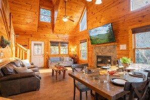 Smart TV, fireplace, video games, books - 1 mile to Parkway*PRIVATE*Sleeps 12*HotTub*FirePit (Pigeon Forge)