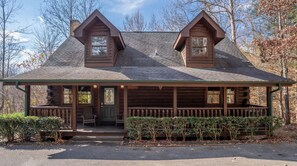 Exterior - 1 mile to Parkway*PRIVATE*Sleeps 12*HotTub*FirePit (Pigeon Forge)