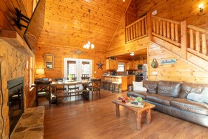 Smart TV, fireplace, video games, books - 1 mile to Parkway*PRIVATE*Sleeps 12*HotTub*FirePit (Pigeon Forge)