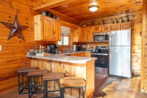 Fridge, microwave, oven, stovetop - 1 mile to Parkway*PRIVATE*Sleeps 12*HotTub*FirePit (Pigeon Forge)
