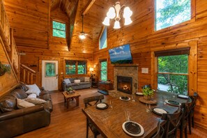 Interior - 1 mile to Parkway*PRIVATE*Sleeps 12*HotTub*FirePit (Pigeon Forge)