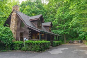 Exterior - 1 mile to Parkway*PRIVATE*Sleeps 12*HotTub*FirePit (Pigeon Forge)