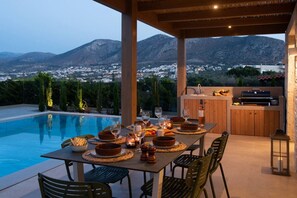 Outdoor dining - Luxury Pool Villa with 3-Ensuite BR near Sarantari (Hersonissos)
