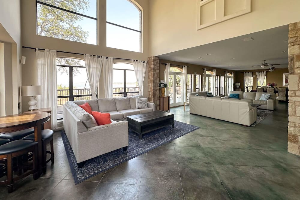 Luxurious Lakefront Estate: Spectacular Views, Expansive Grounds and Private Jetty