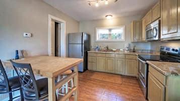 Hus, flere senger, spabadekar (Lake Buchanan Grand Retreat) | Eget kjøkken | Brødrister og spisebord