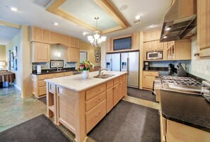 Huis, meerdere bedden, hot tub (Lake Buchanan Grand Retreat) | Privékeuken | Eettafels