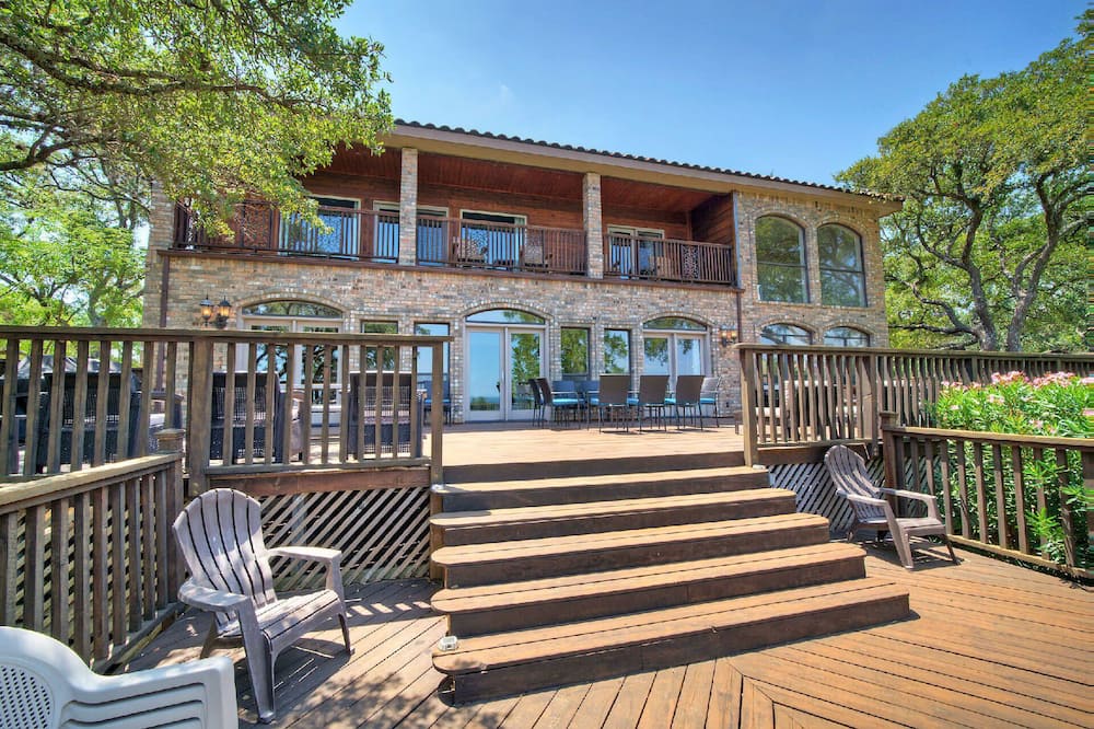 Luxurious Lakefront Estate: Spectacular Views and 600-ft Private Jetty & Boat Ramp