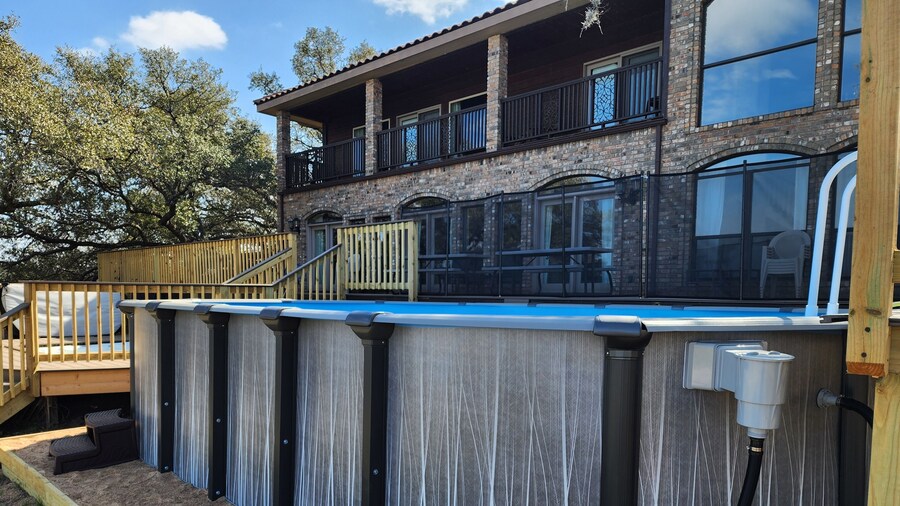 Luxurious Lakefront Estate: Spectacular Views, Expansive Grounds and Private Jetty