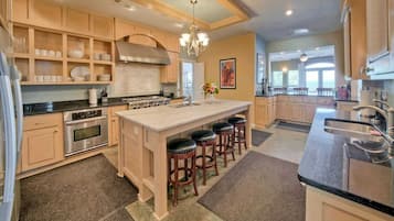 Maison, plusieurs lits, bain à remous (Lake Buchanan Grand Retreat) | Cuisine privée